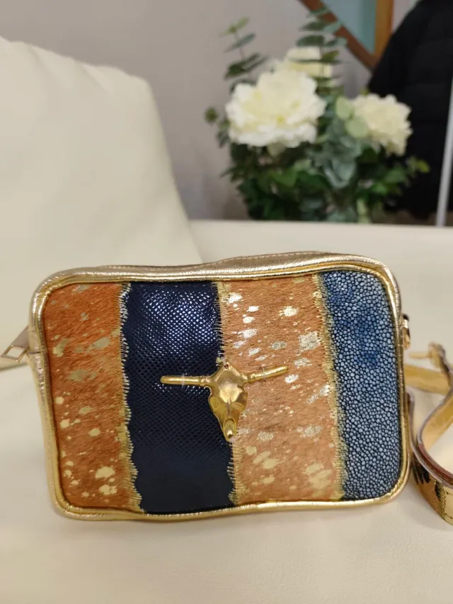 Bolso piel dorado con búfalo