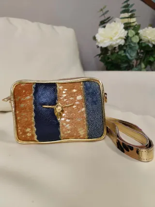 Bolso piel dorado con búfalo