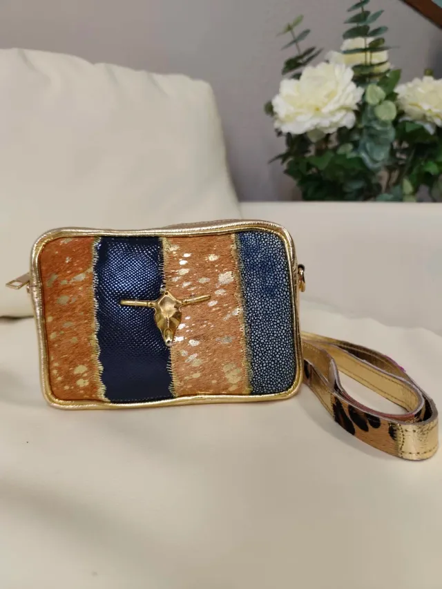 Bolso piel dorado con búfalo