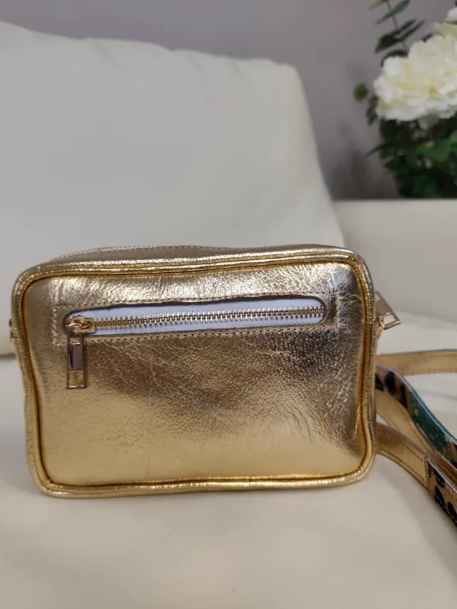 Bolso piel dorado con búfalo