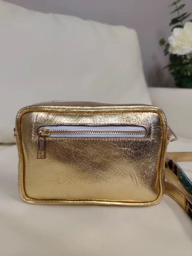 Bolso piel dorado con búfalo