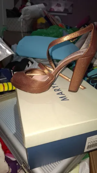 Zapatos de tacón dorados y bolso