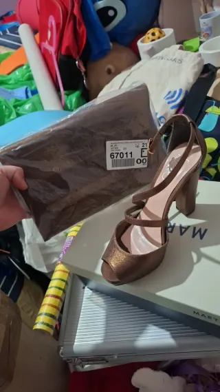 Zapatos de tacón dorados y bolso