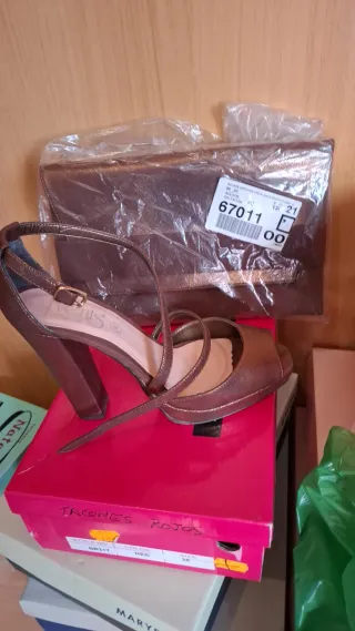 Zapatos de tacón dorados y bolso