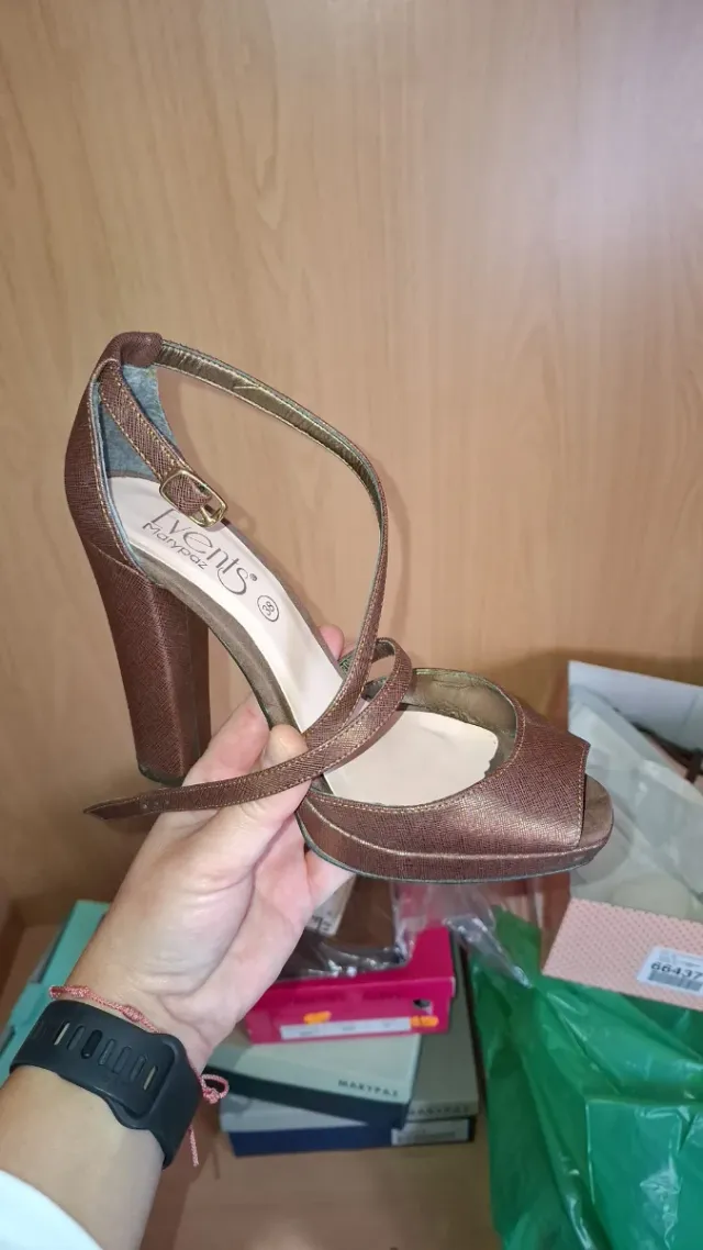 Zapatos de tacón dorados y bolso