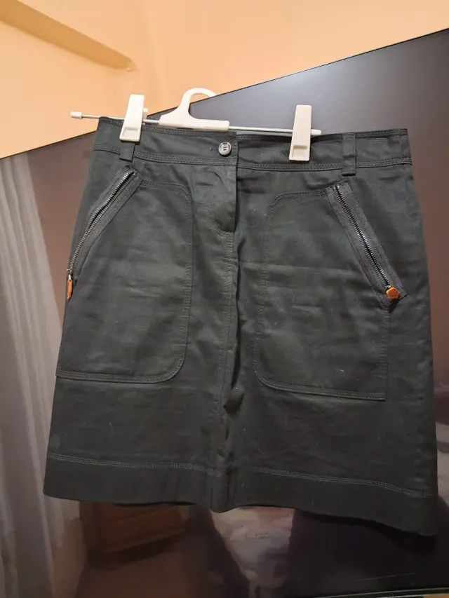 Falda negra con cremalleras