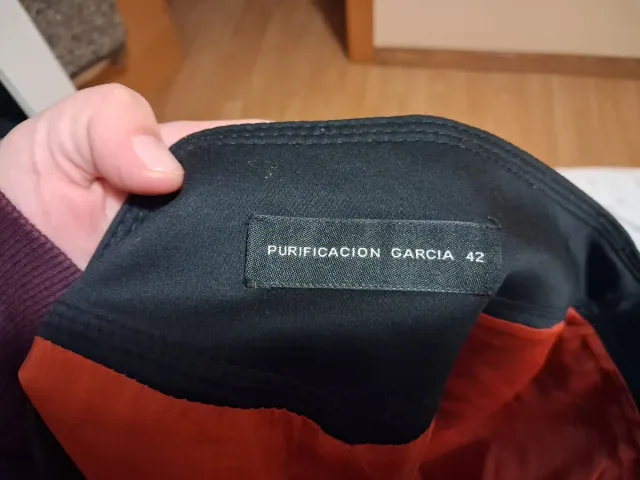 Falda negra con cremalleras