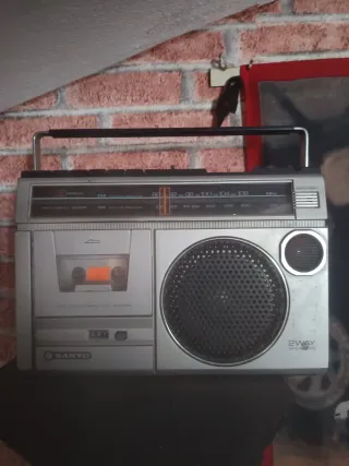Radio Cassette Sanyo Vintage Plata