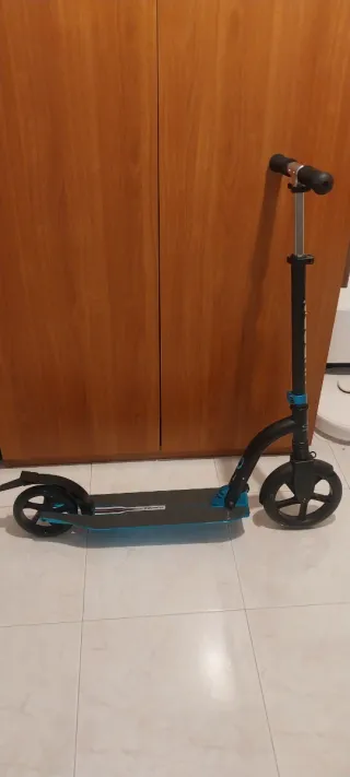 Monopattino nero e blu