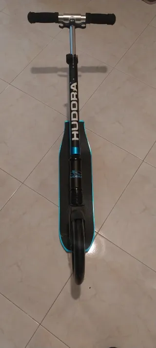 Monopattino nero e blu