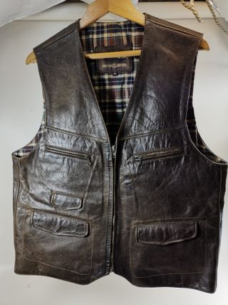 Chaleco de piel marrón