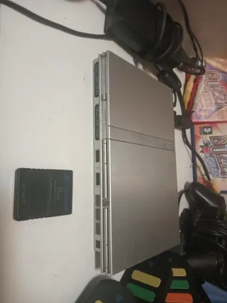 PlayStation 2 + 4 Juegos Buzz + Mandos