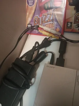 PlayStation 2 + 4 Juegos Buzz + Mandos