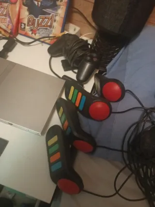 PlayStation 2 + 4 Juegos Buzz + Mandos