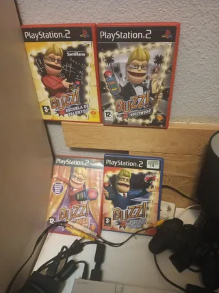 PlayStation 2 + 4 Juegos Buzz + Mandos