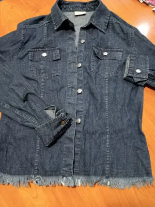 Cazadora vaquera azul con flecos