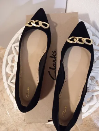 Zapatos Clarks Negros Planos con Cadena Dorada