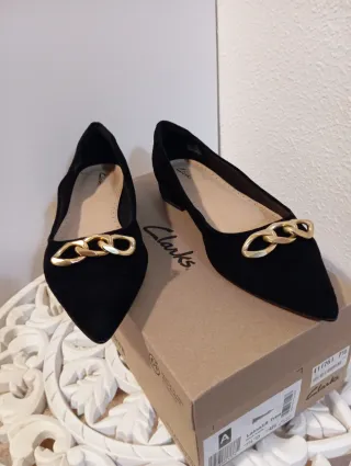 Zapatos Clarks Negros Planos con Cadena Dorada