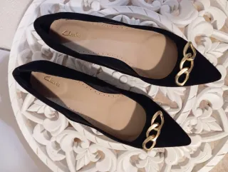 Zapatos Clarks Negros Planos con Cadena Dorada