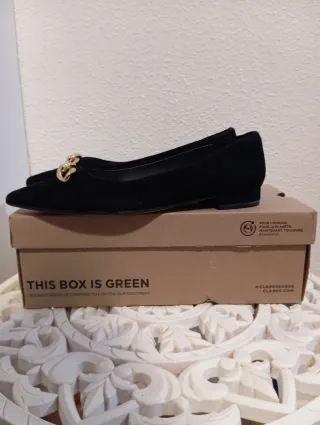 Zapatos Clarks Negros Planos con Cadena Dorada