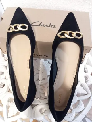 Zapatos Clarks Negros Planos con Cadena Dorada