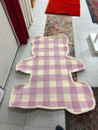 Alfombra infantil oso cuadros rosa y beige