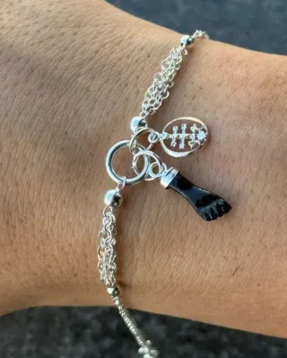 Pulsera plata y mano negra