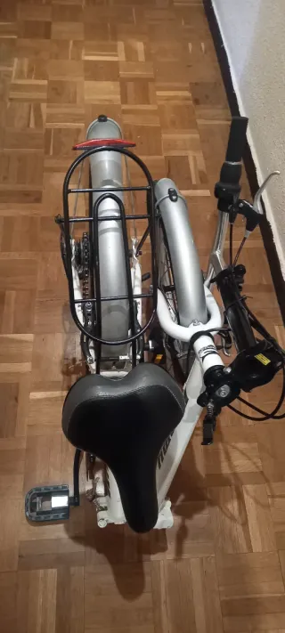 Bicicleta plegable blanca