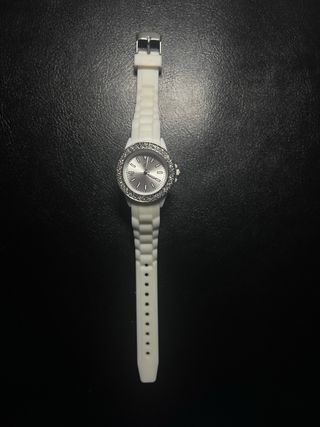 Reloj blanco con bisel plateado