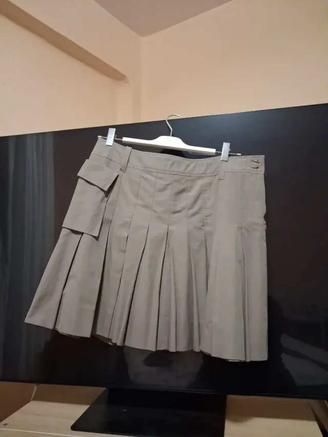 Falda beige plisada