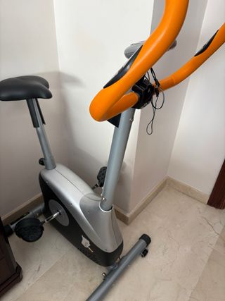 Bicicleta Estática Gris y Naranja marca Romester