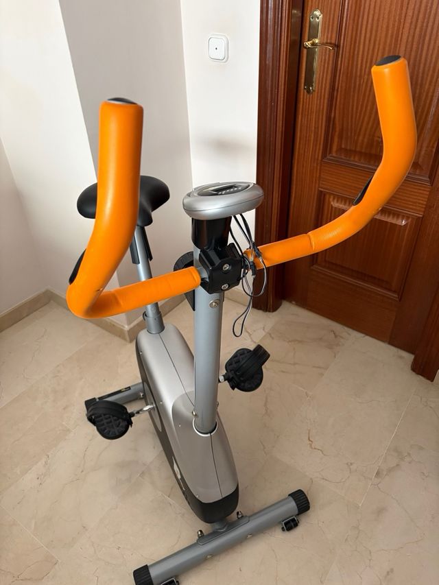 Bicicleta Estática Gris y Naranja marca Romester