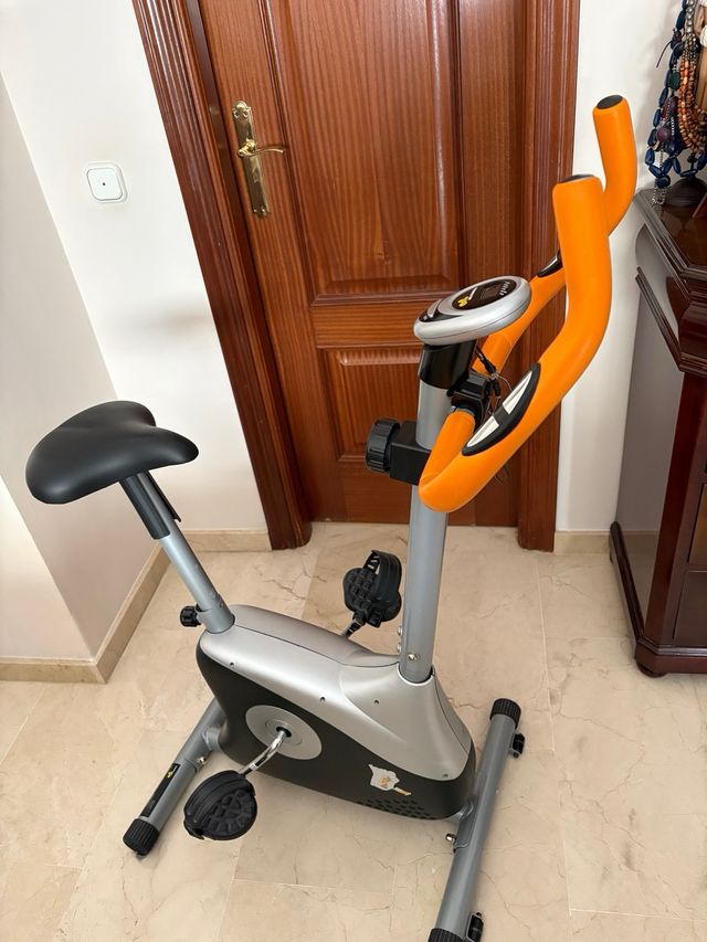 Bicicleta Estática Gris y Naranja marca Romester