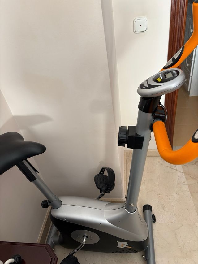 Bicicleta Estática Gris y Naranja marca Romester