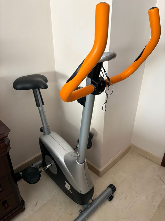 Bicicleta Estática Gris y Naranja marca Romester