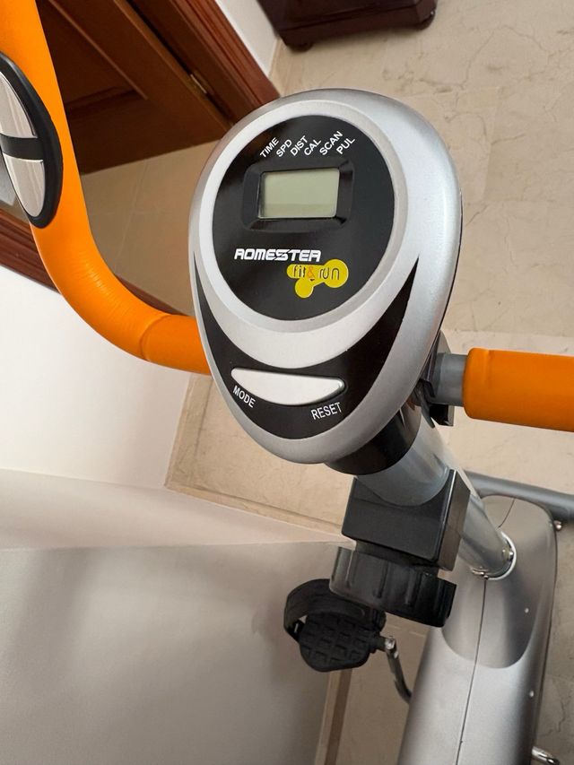 Bicicleta Estática Gris y Naranja marca Romester