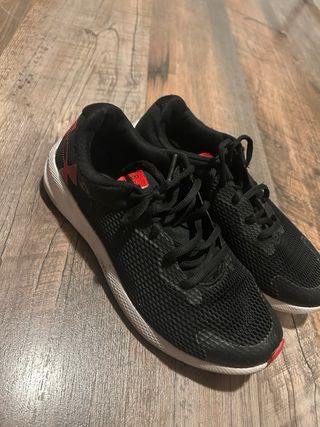 Zapatillas Under Armour chico negras/rojas
