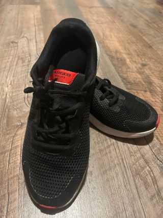 Zapatillas Under Armour chico negras/rojas