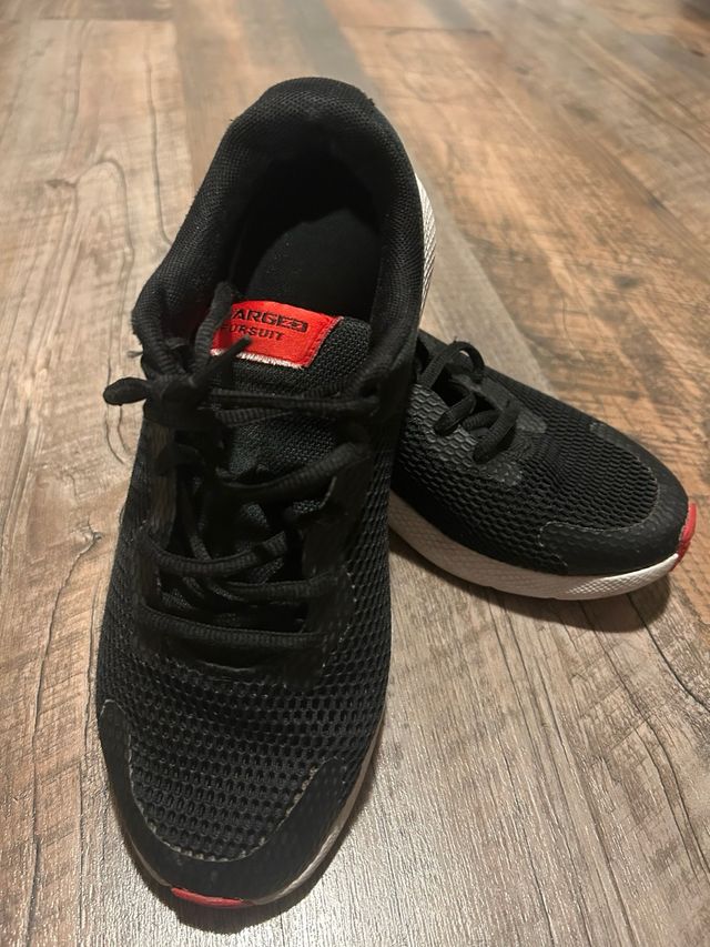 Zapatillas Under Armour chico negras/rojas