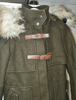 Chaqueta Zara verde con capucha y pelo