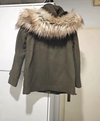Chaqueta Zara verde con capucha y pelo
