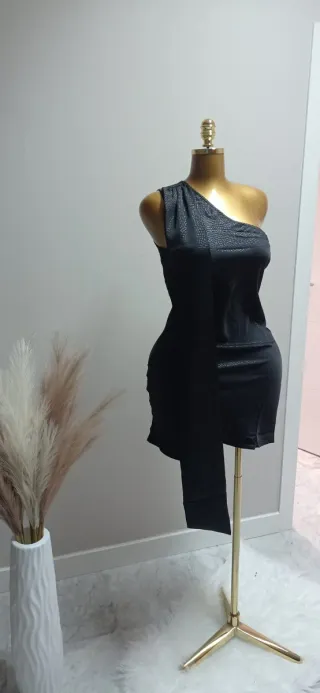 Vestido negro mini con fular