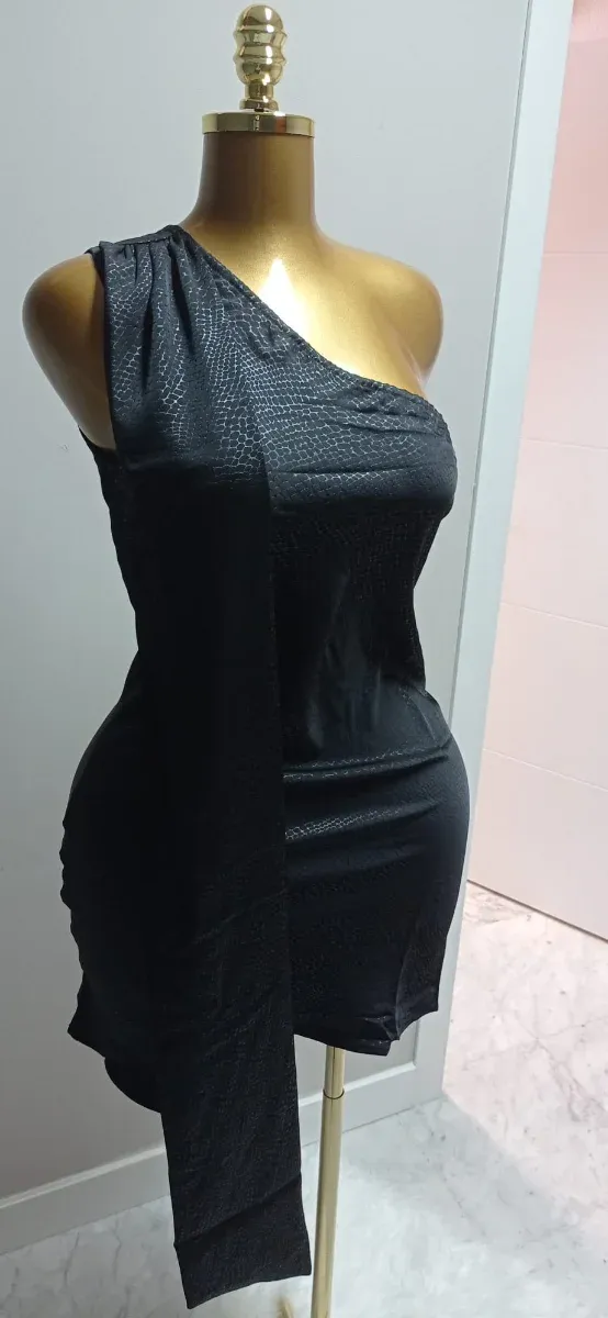 Vestido negro mini con fular
