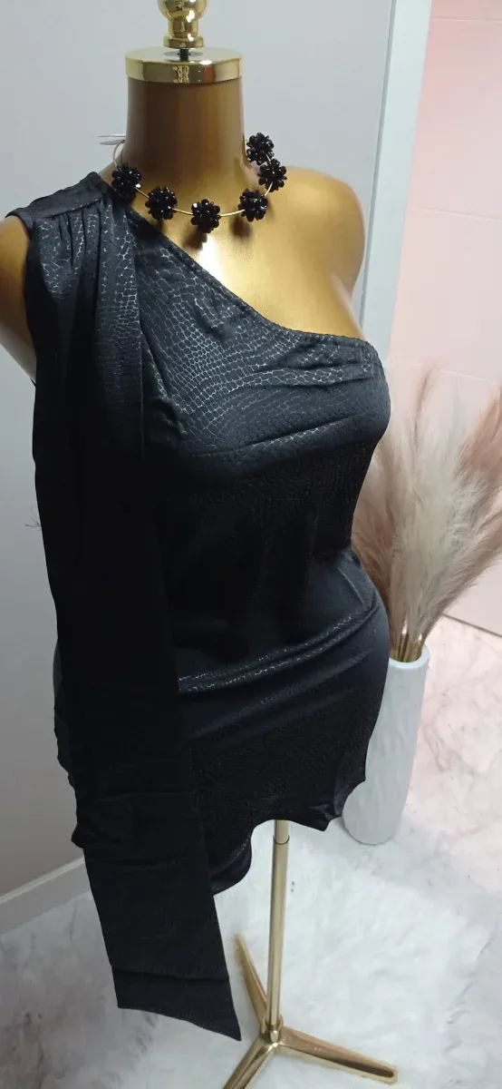 Vestido negro mini con fular