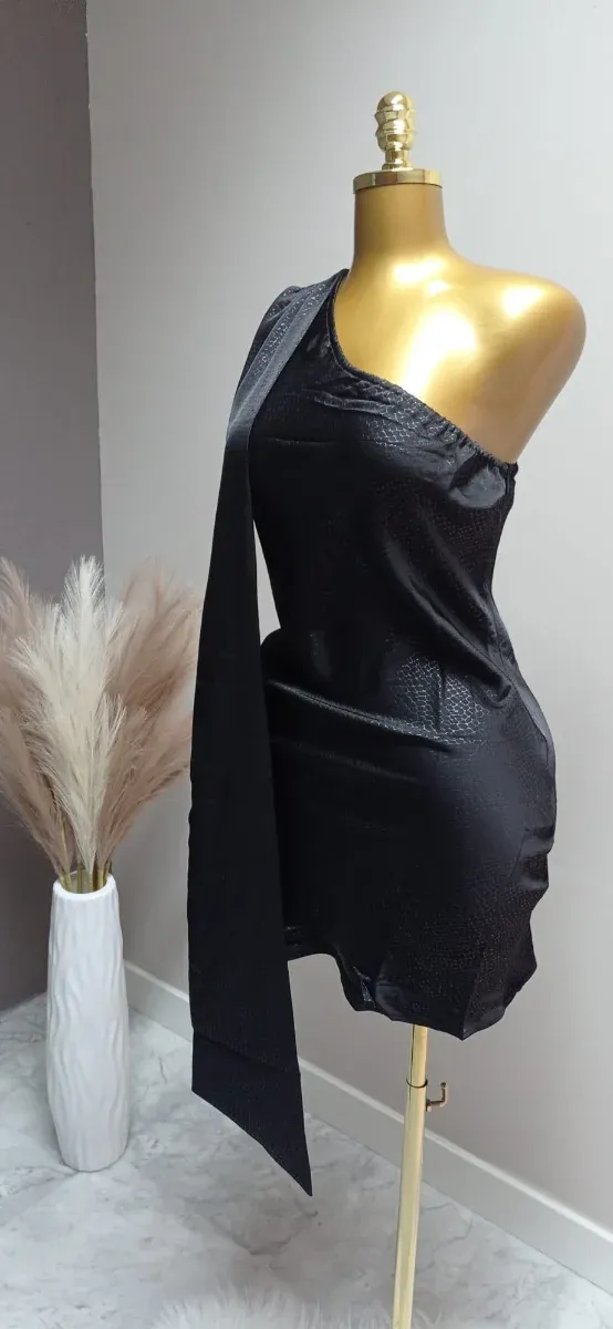 Vestido negro mini con fular