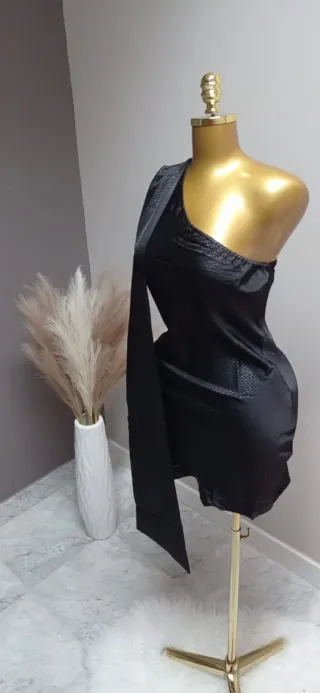 Vestido negro mini con fular