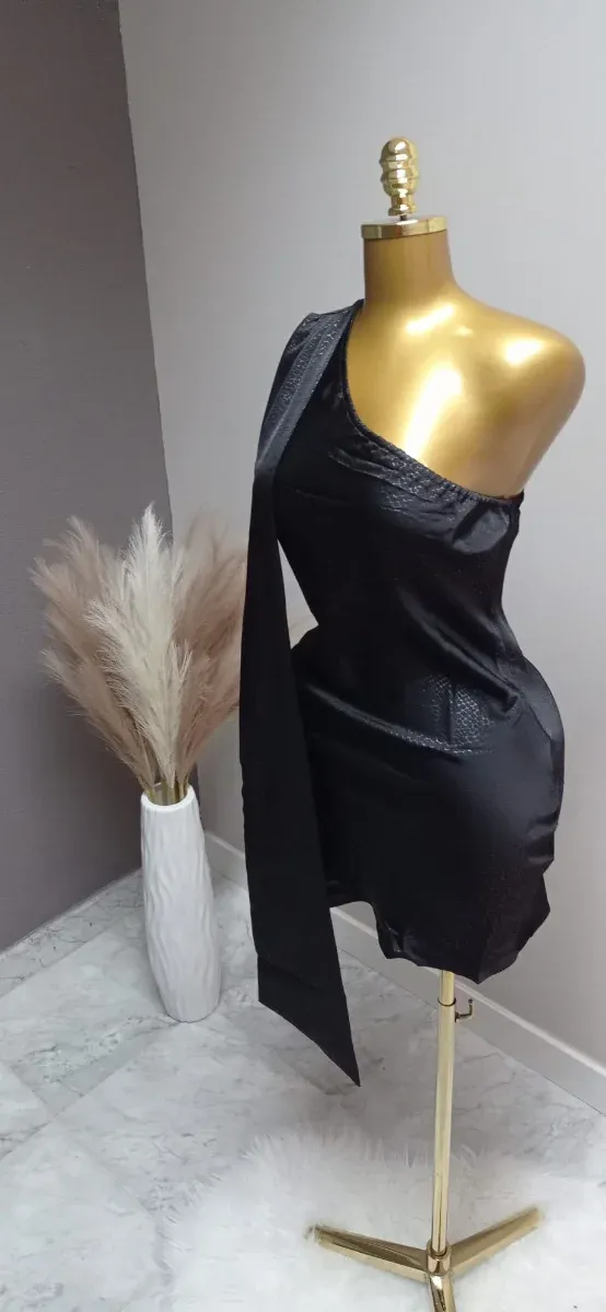 Vestido negro mini con fular