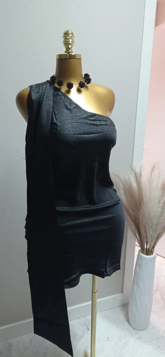 Vestido negro mini con fular