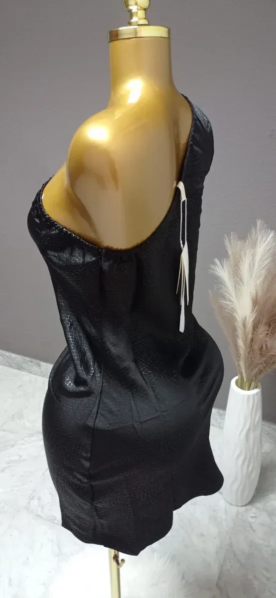 Vestido negro mini con fular