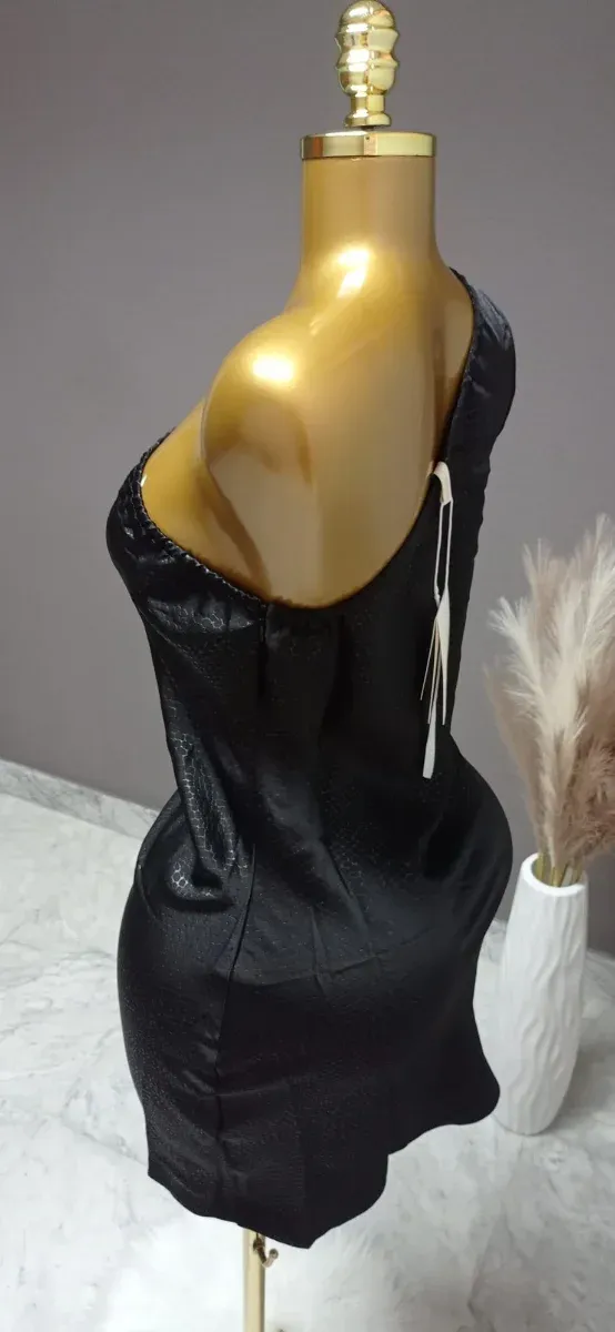 Vestido negro mini con fular